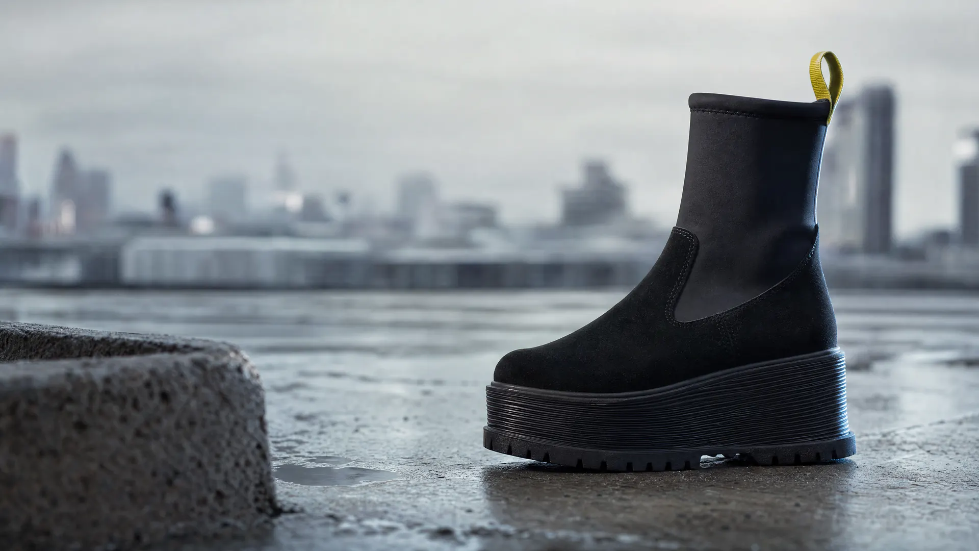 Модель Classic Platform Dipper Boot Black в зимней городской сцене